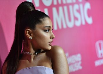 Ariana Grande lanza un nuevo álbum y respalda a Biden