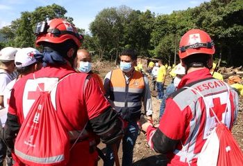 Cruz Roja se suma al trabajo de remoción de escombros en Nejapa