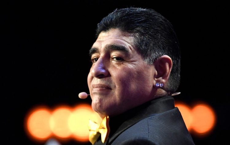 En esta imagen de archivo tomada el 1 de diciembre de 2017, el exfutbolista argentino Diego Maradona posa en el escenario antes del sorteo final del torneo de fútbol de la Copa Mundial de la FIFA 2018 en el Palacio Estatal del Kremlin en Moscú. Alexander NEMENOV / AFP