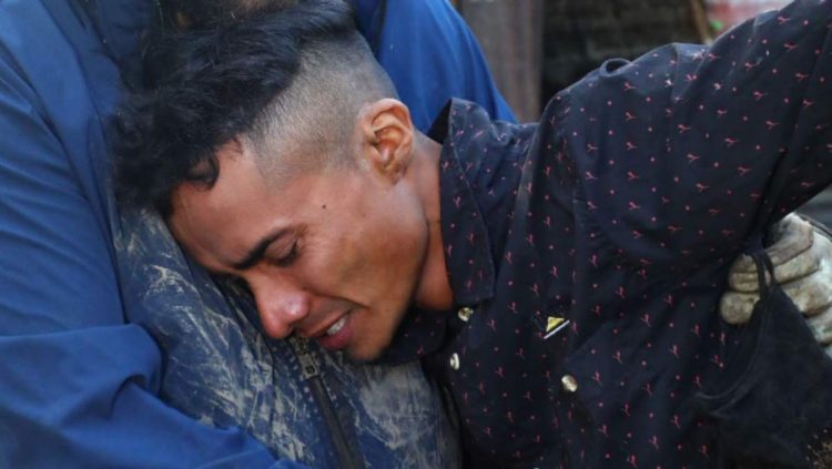 Samuel Erroa llora a su parientes soterrados. Foto cortesía