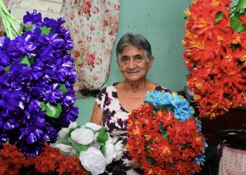 Ellos llevan más de un siglo creando flores de papel