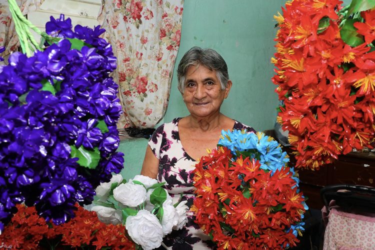 Rosa Cantón se dedica al arte de las flores desde hace 40 años. FOTO / LUIS UMAÑA