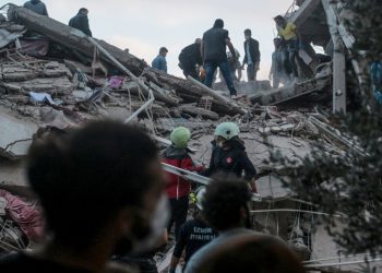 Cuatro muertos y 120 heridos deja fuerte terremoto en el oeste de Turquía