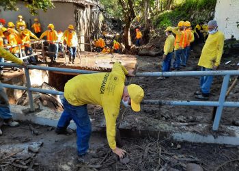 Privados de libertad apoyan en remoción de escombros
