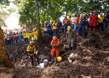 Detienen temporalmente labores de búsqueda por riesgo en zona del deslave en Nejapa
