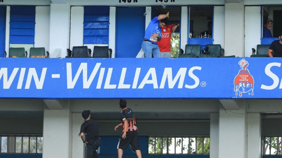El Clásico nacional se empañó un poco con un incidente entre aficionados