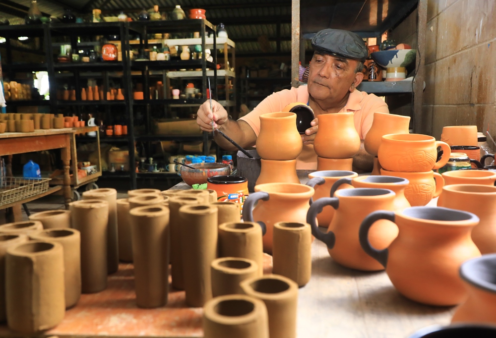 «La cerámica es un juego, crecí jugando y terminaré jugando», Mauricio Alvarenga, ceramista.
