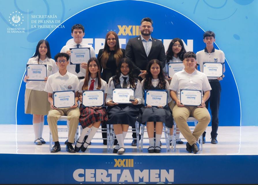BCR entregó becas universitarias a estudiantes que ganaron concurso de investigación