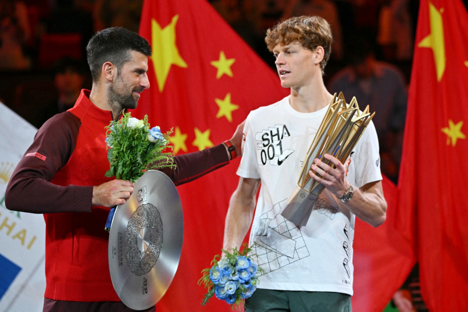Jannik Sinner derrota en dos sets a Djokovic en la final de Shanghái