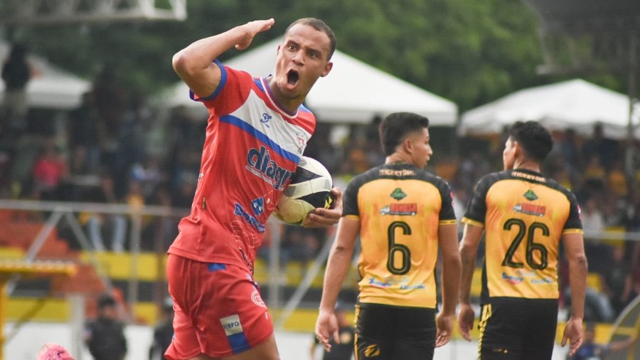 Por incumplimiento de pago de honorarios, Gustavo Moura se iría de Firpo