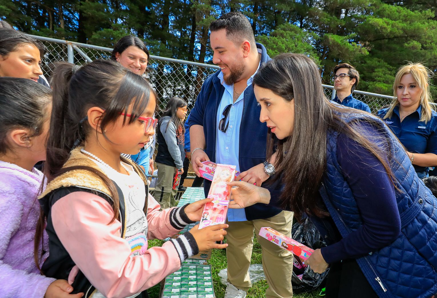 Gobierno de El Salvador entrega juguetes a niños de los exbolsones