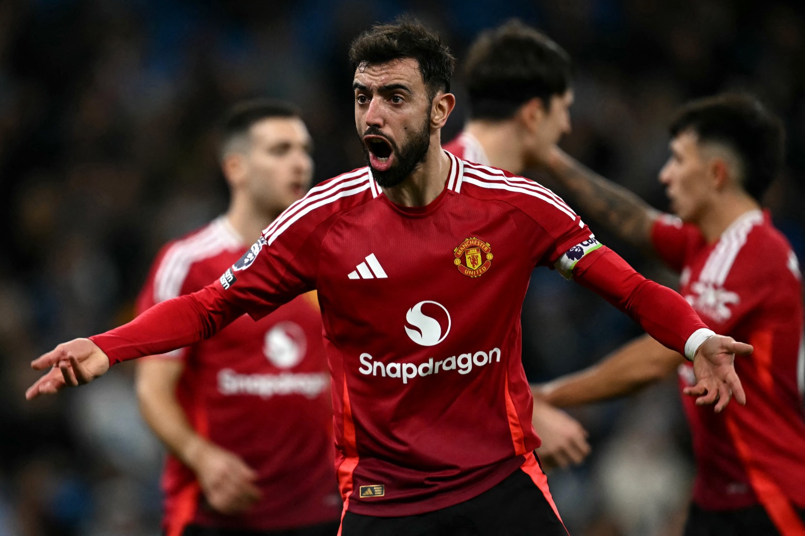 Manchester United gana sobre la hora el derbi contra el City