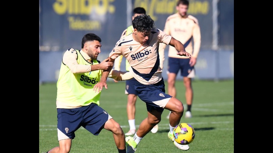 Francis Castillo entrena con el primer equipo del Cádiz de España