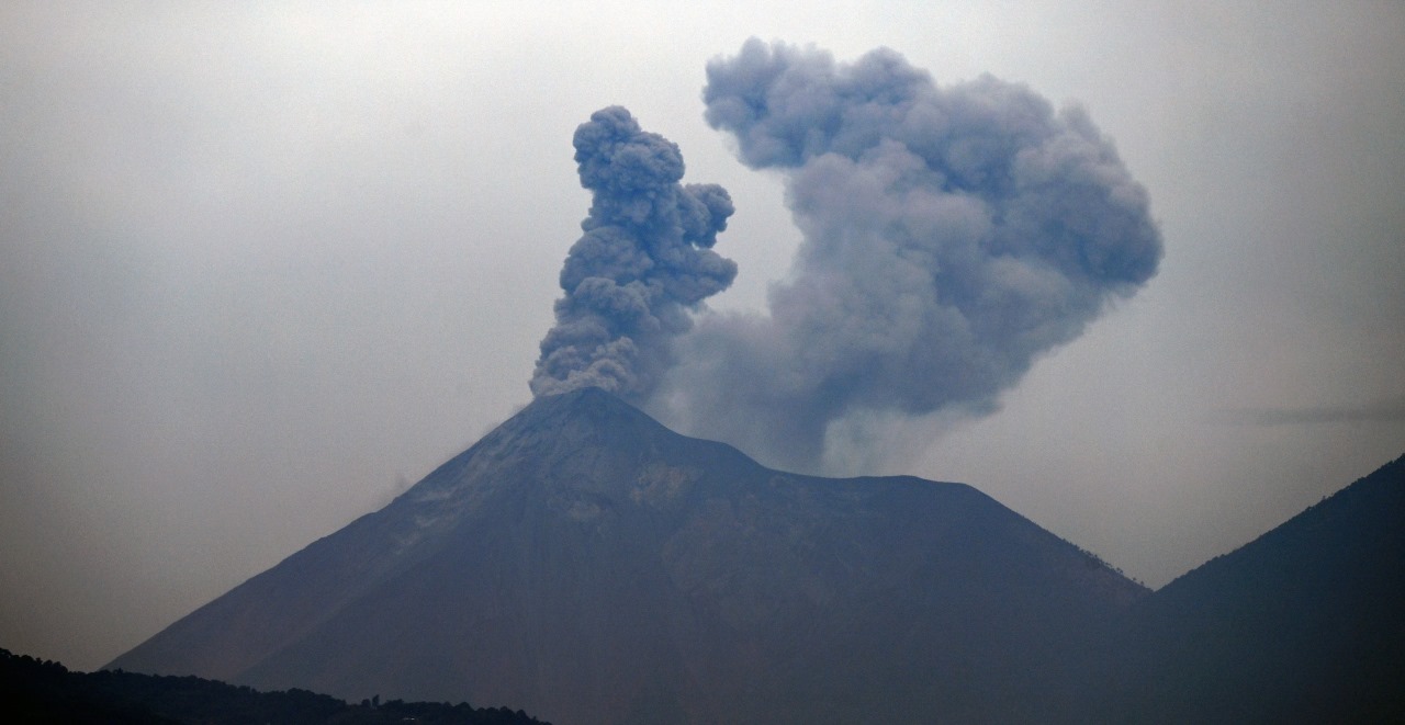 Volcán de Fuego expulsó gas, ceniza y rocas en Guatemala