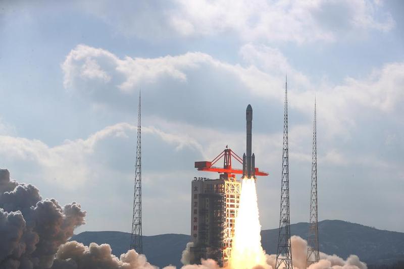 China lanza con éxito nuevo grupo de satélites
