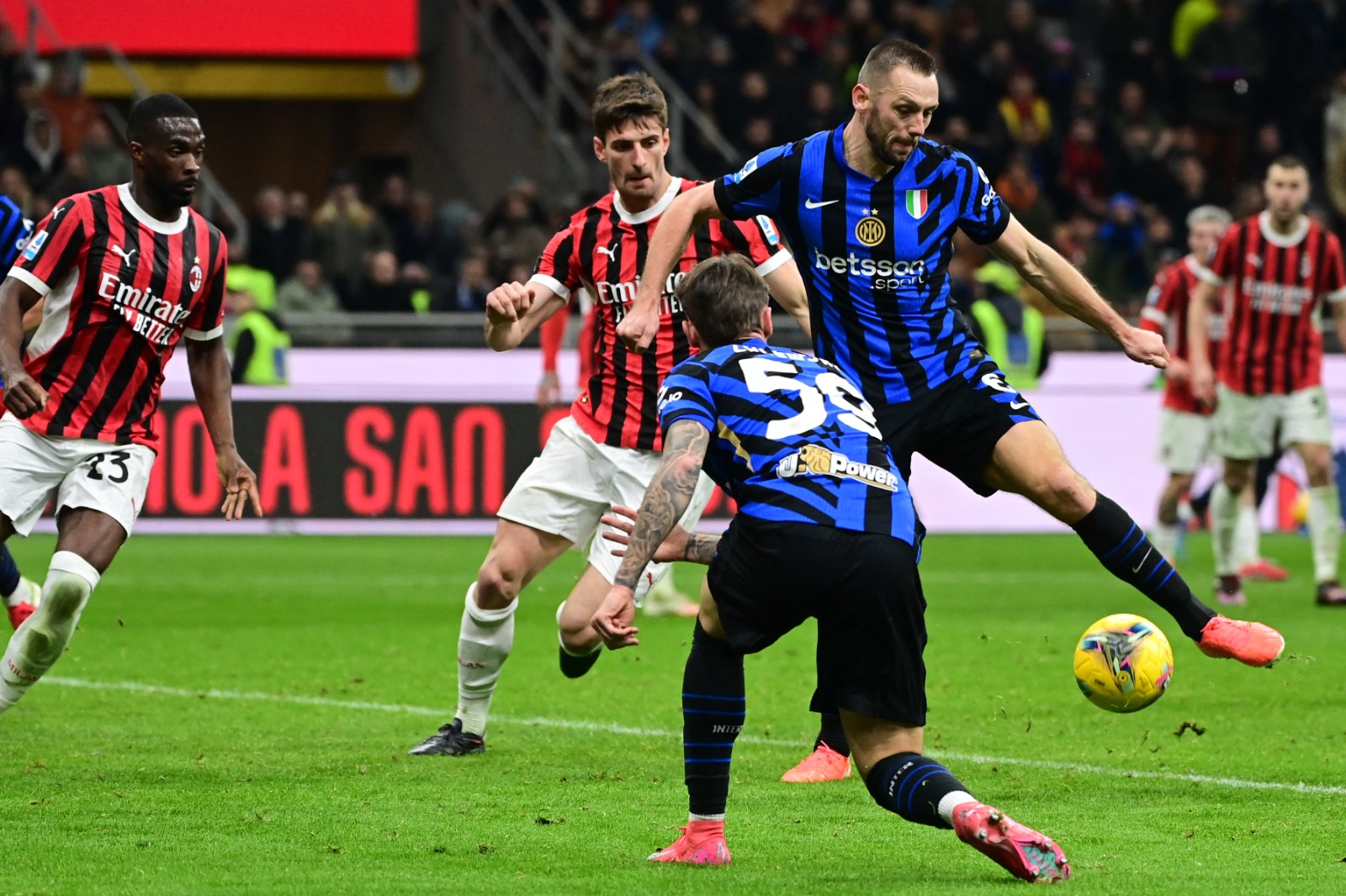 Un Inter de Milán muy desacertado iguala in extremis ante el AC Milan