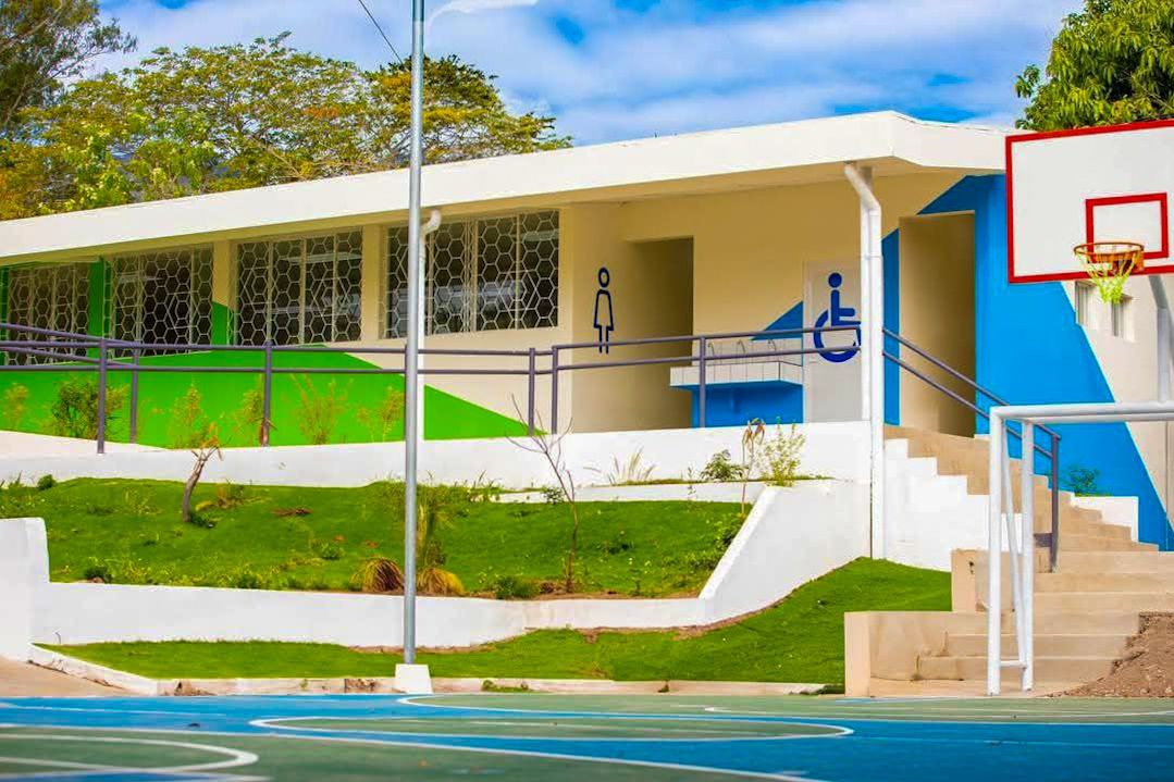 Estudiantes reciben clases en renovado centro educativo en Candelaria de la Frontera, Santa Ana Oeste