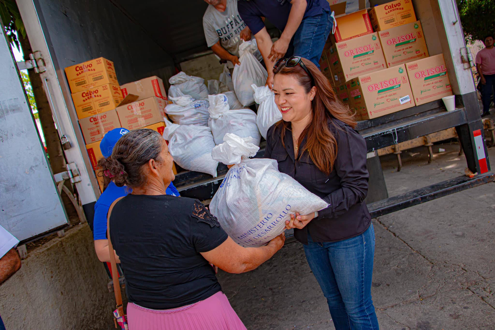 El Gobierno entrega 300 paquetes de alimentos en San Lorenzo, Ahuachapán Norte