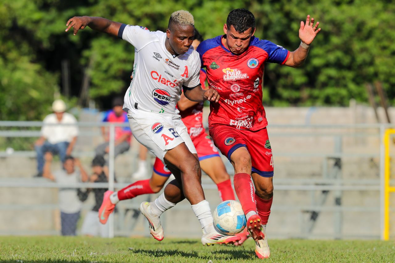 Alianza tuvo su revancha contra Cacahuatique al golearlo con un triplete de Carlos Salazar