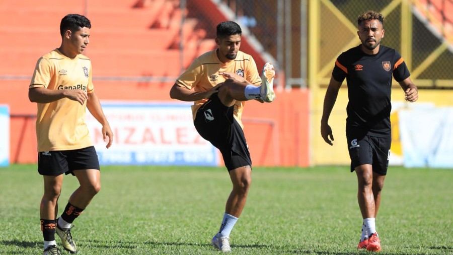 Águila visita al campeón, que vive un infierno