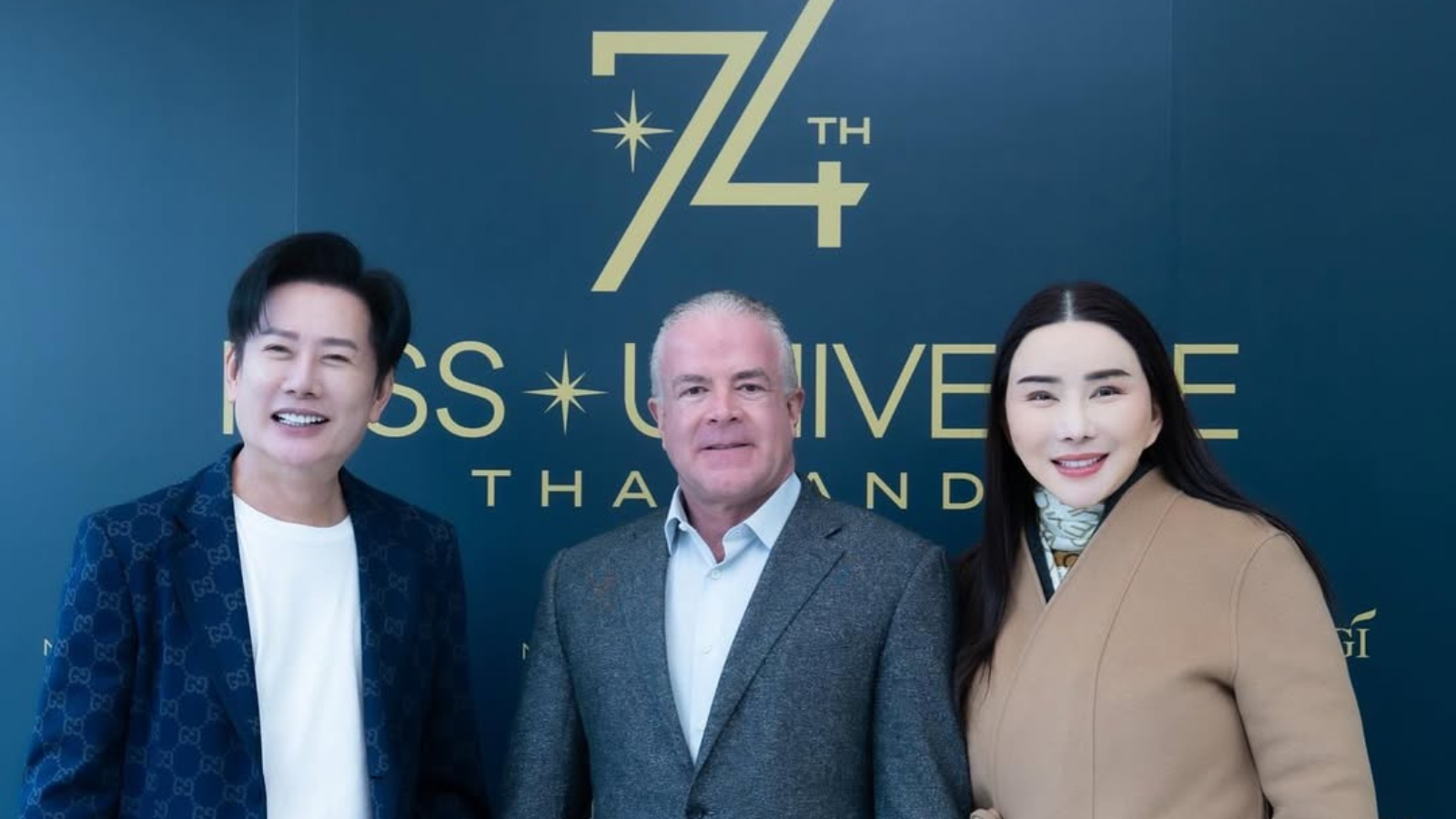 Miss Universe y Miss grand International (presidente de la Organización Miss Universo, Raúl Rocha Cantú; la CEO de la Organización Miss Universo, Anne Jakkaphong; y el director ejecutivo de Miss Grand International y presidente de Miss Universo Tailandia 2025, Nawat Itsaragrisil)