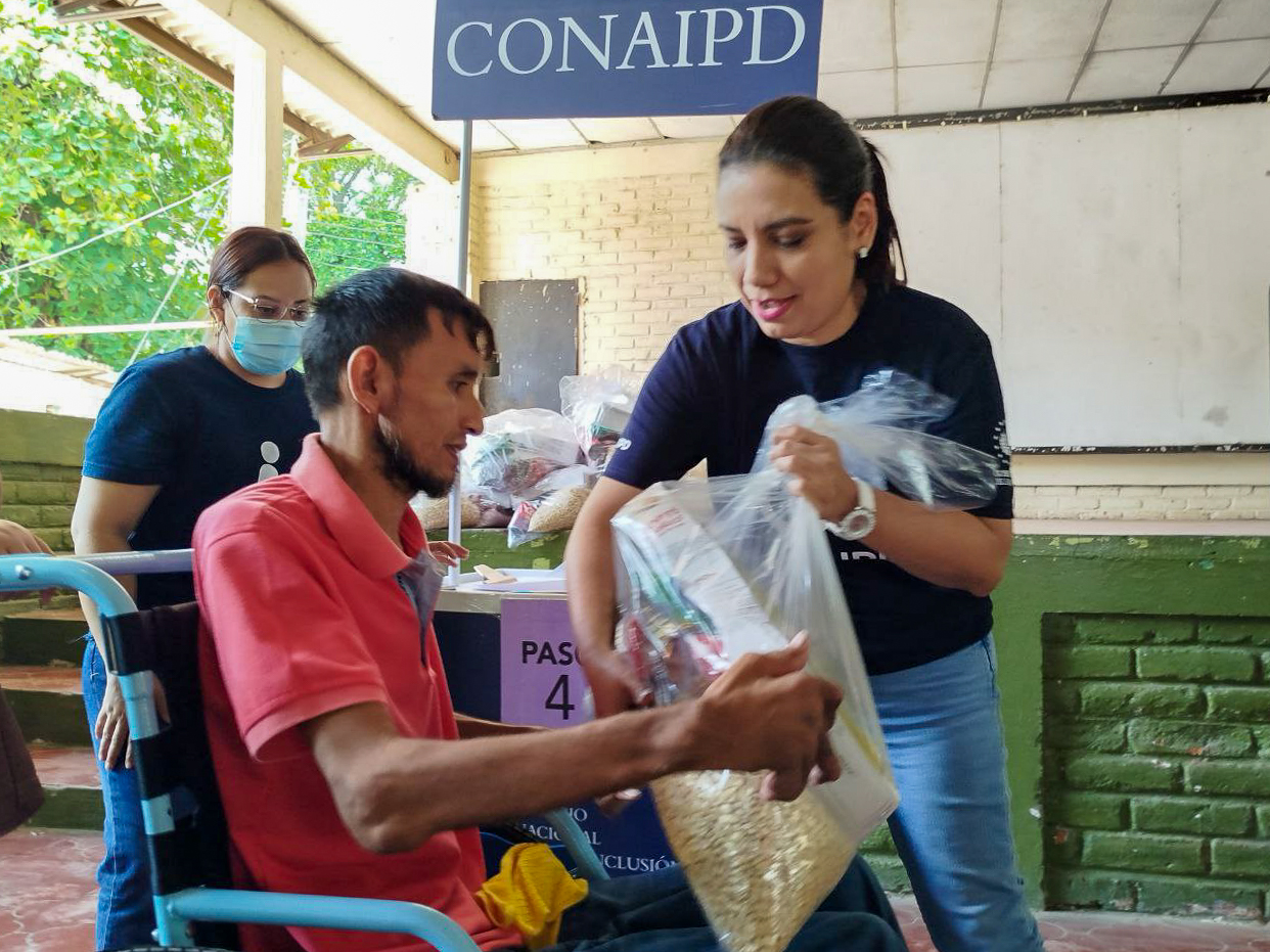 El Gobierno entrega sillas de ruedas en San Miguel y Santa Ana