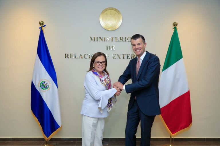 La ministra de Relaciones Exteriores, Alexandra Hill Tinoco, se saludan con el subsecretario de Estado de Asuntos Exteriores de Italia, Giorgio Silli.