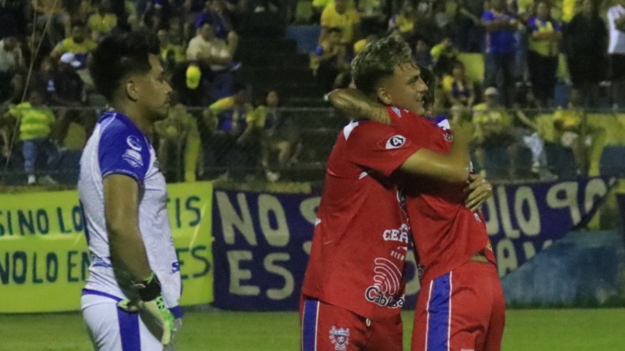 Firpo goleó a Limeño y se afianza con el liderato