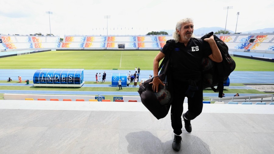 Mágico González cargando la pelotas de la Selecta. La imagen viral
