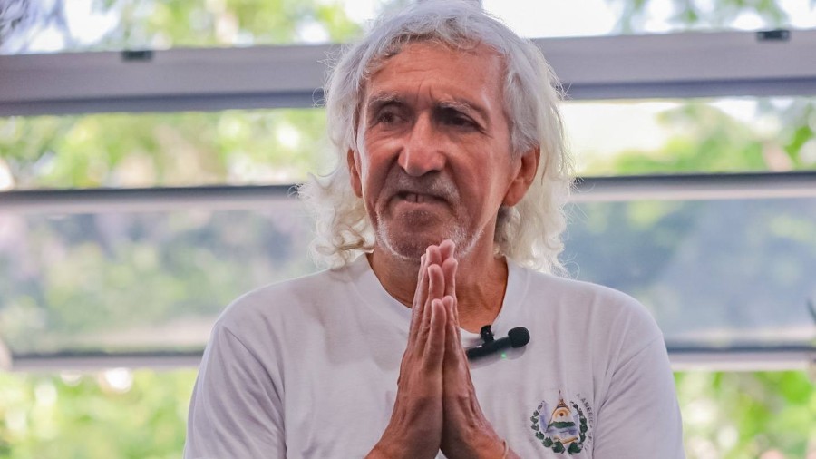 Mágico González cargando la pelotas de la Selecta. La imagen viral