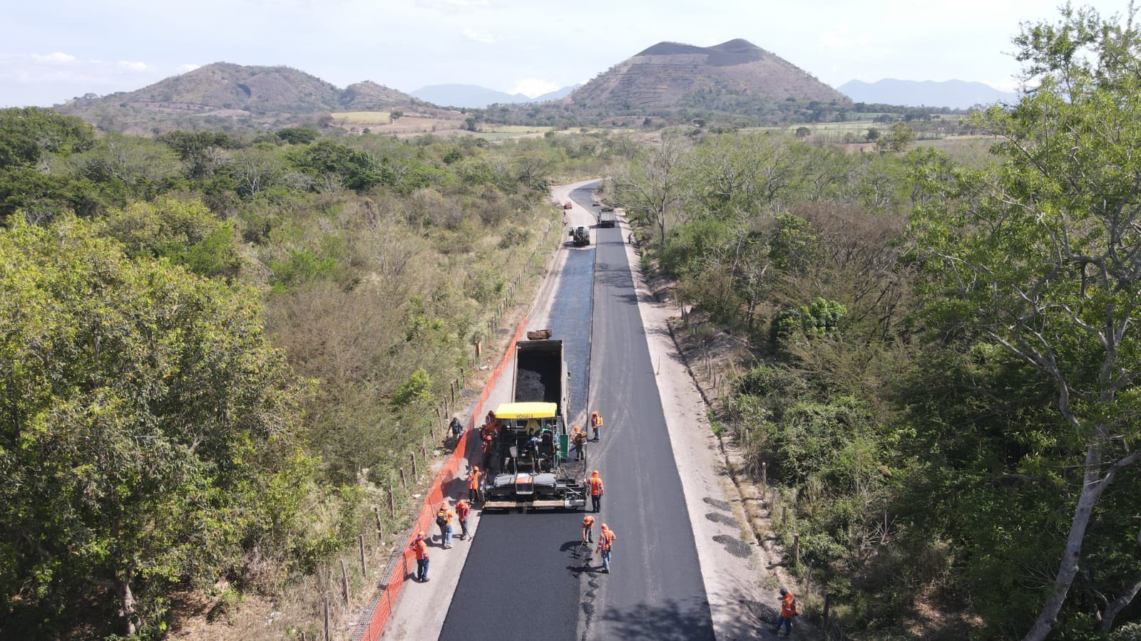 Avanza la pavimentación en la carretera del cantón El Coco, en Santa Ana