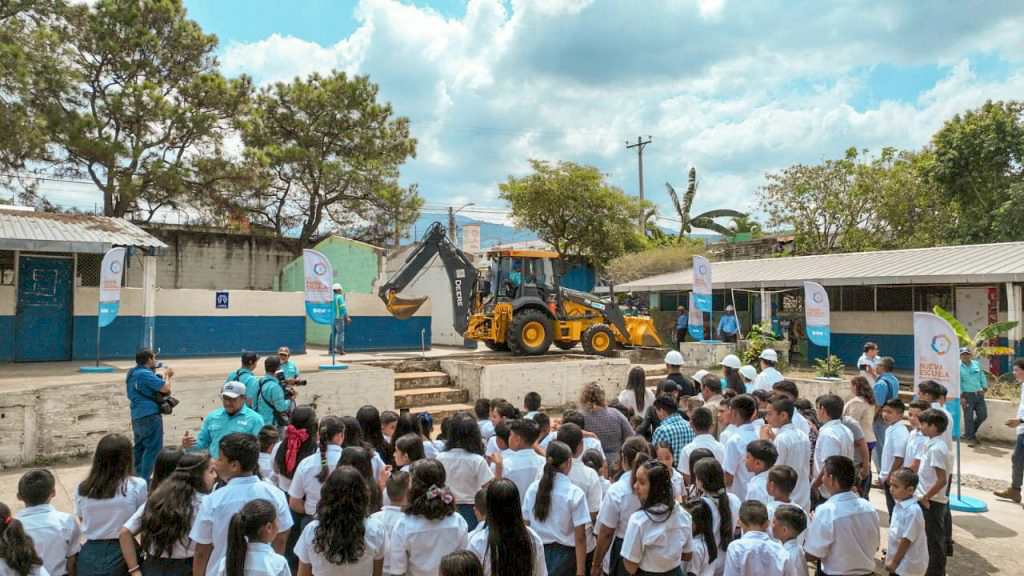 Comienza la reconstrucción de un centro escolar en el distrito de Ahuachapán