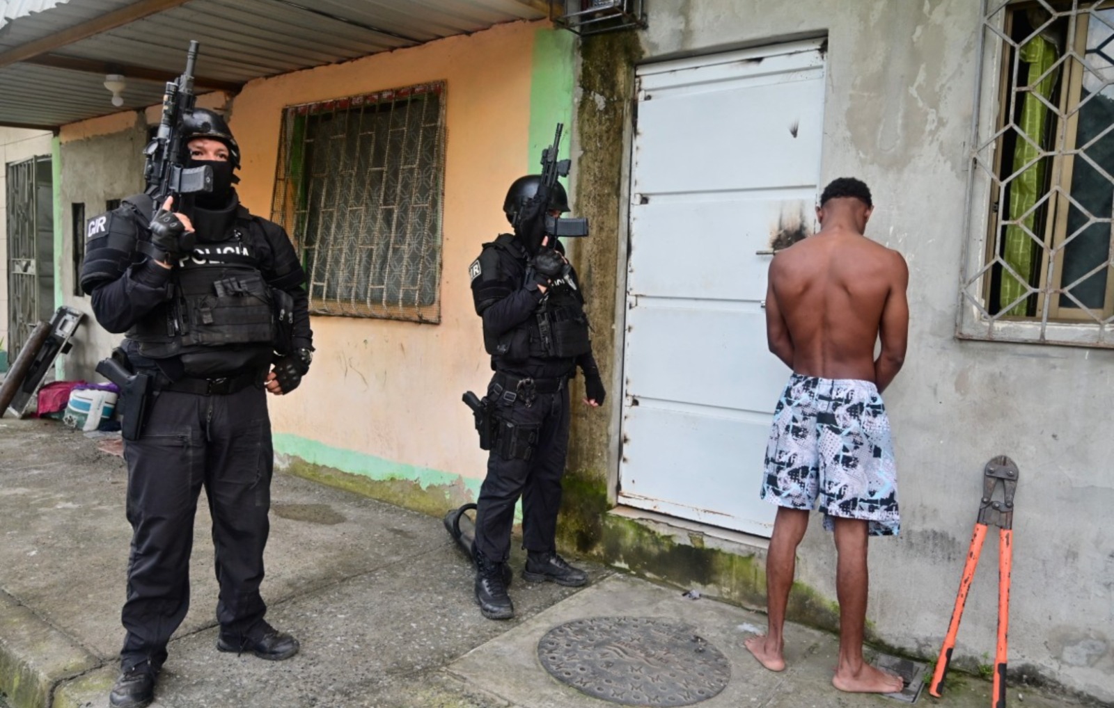 Ecuador ofrece indulto preventivo a policías y militares en guerra contra  el crimen – Diario El Salvador