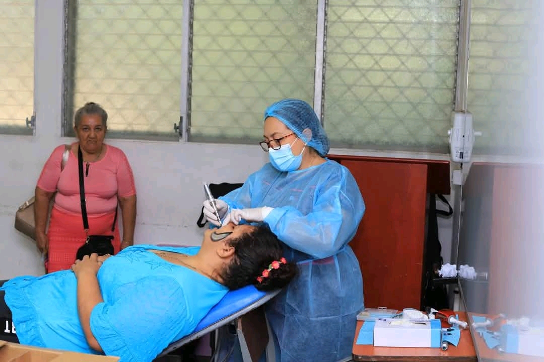 Estudiantes recibe atención odontológica en San Vicente