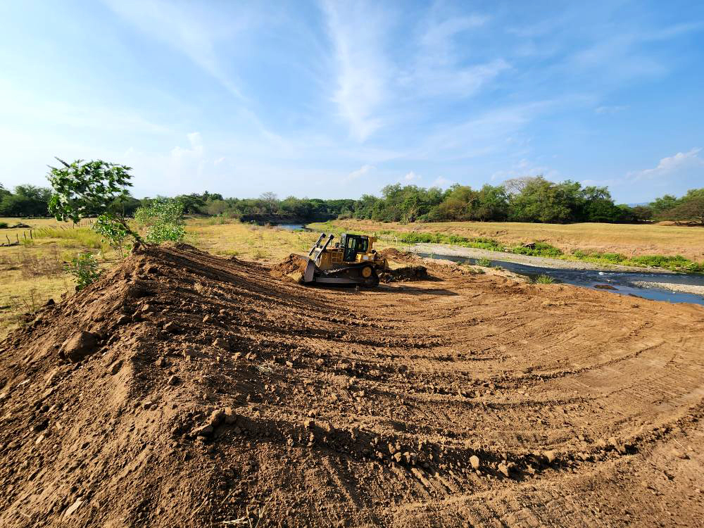 El Ministerio de Obras Públicas construye bordas en sector del río Grande de San Miguel