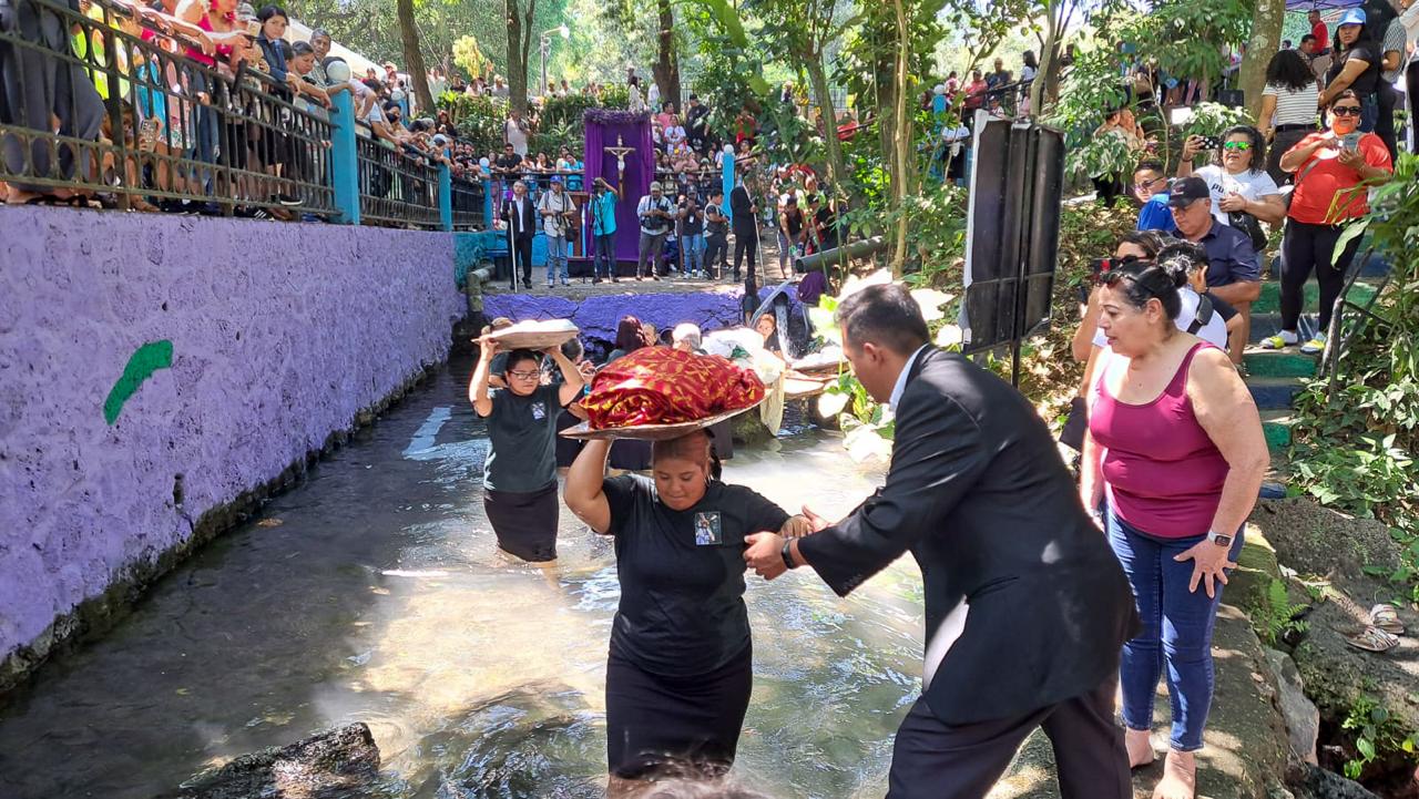 Católicos participan en la lavada de ropa de Jesús en Chalchuapa