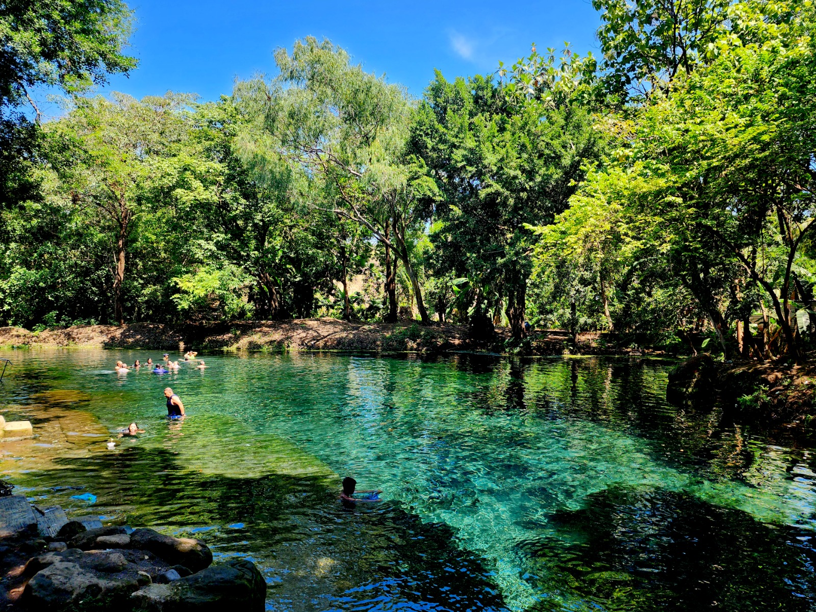 Turistas disfrutan del agua natural de La Poza en Usulután