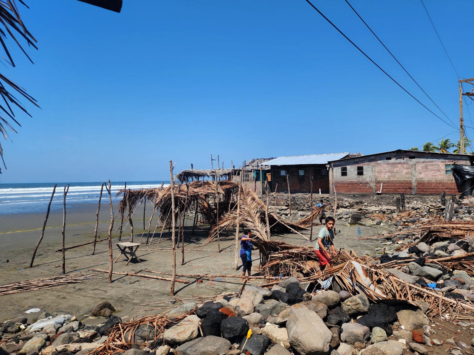 Fuerte oleaje deja daños en la costa salvadoreña