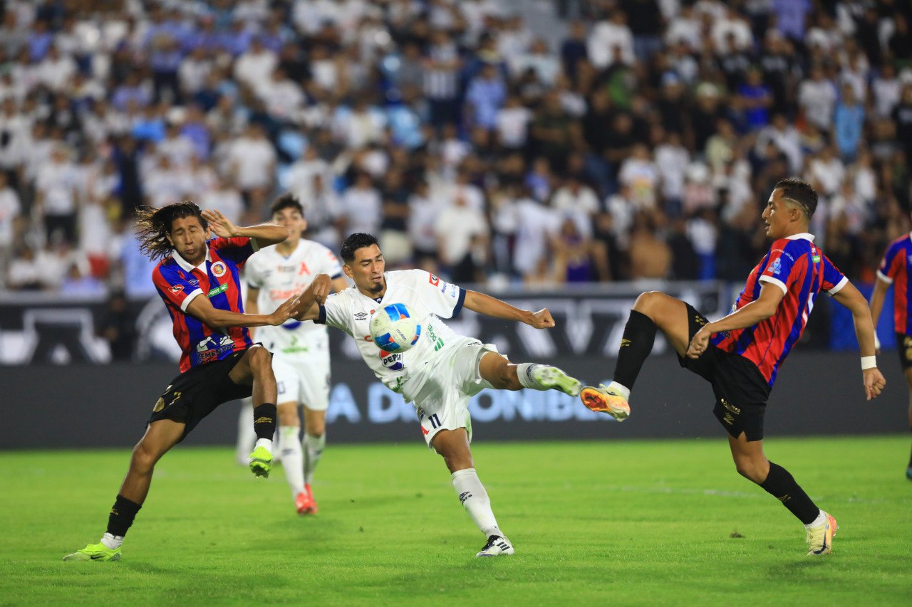 Alianza mantiene una buena racha y está líder del torneo
