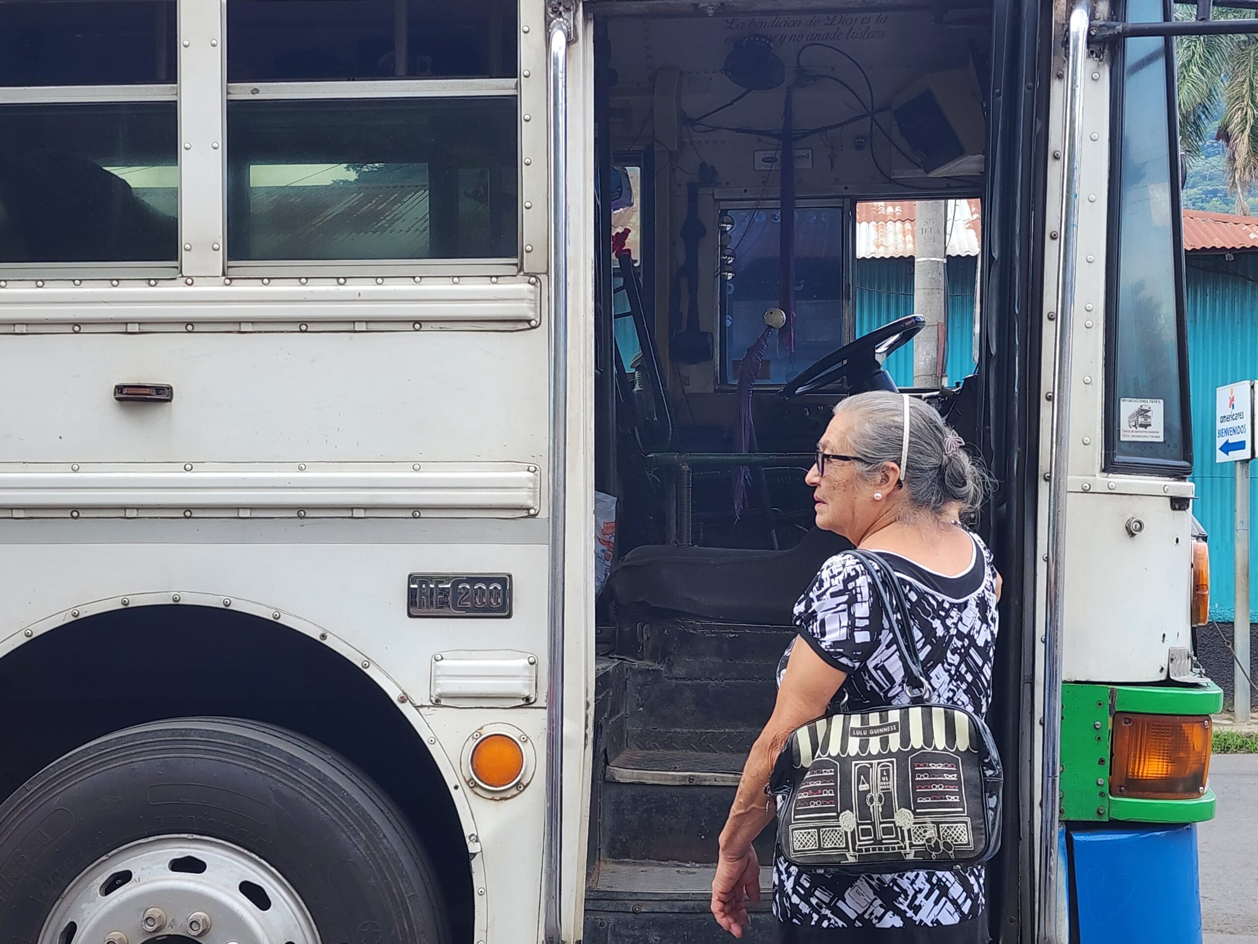 Usuarios en Usulután aseguran que les genera un gran ahorro la medida del transporte gratis