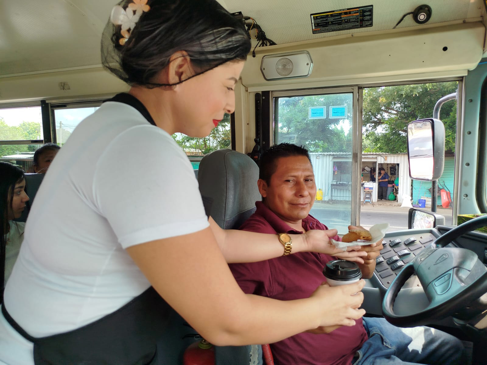 Panadería regala café y pan a motoristas en El Refugio, Ahuachapán