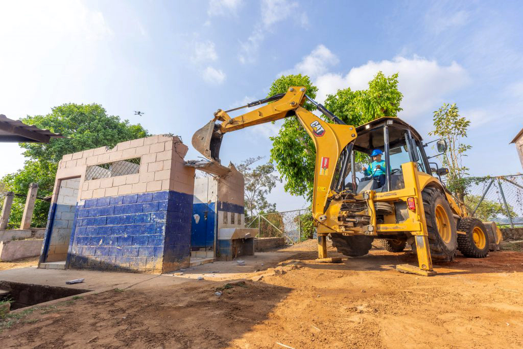 Comienzan la reconstrucción de un centro escolar en Tacuba, Ahuachapán