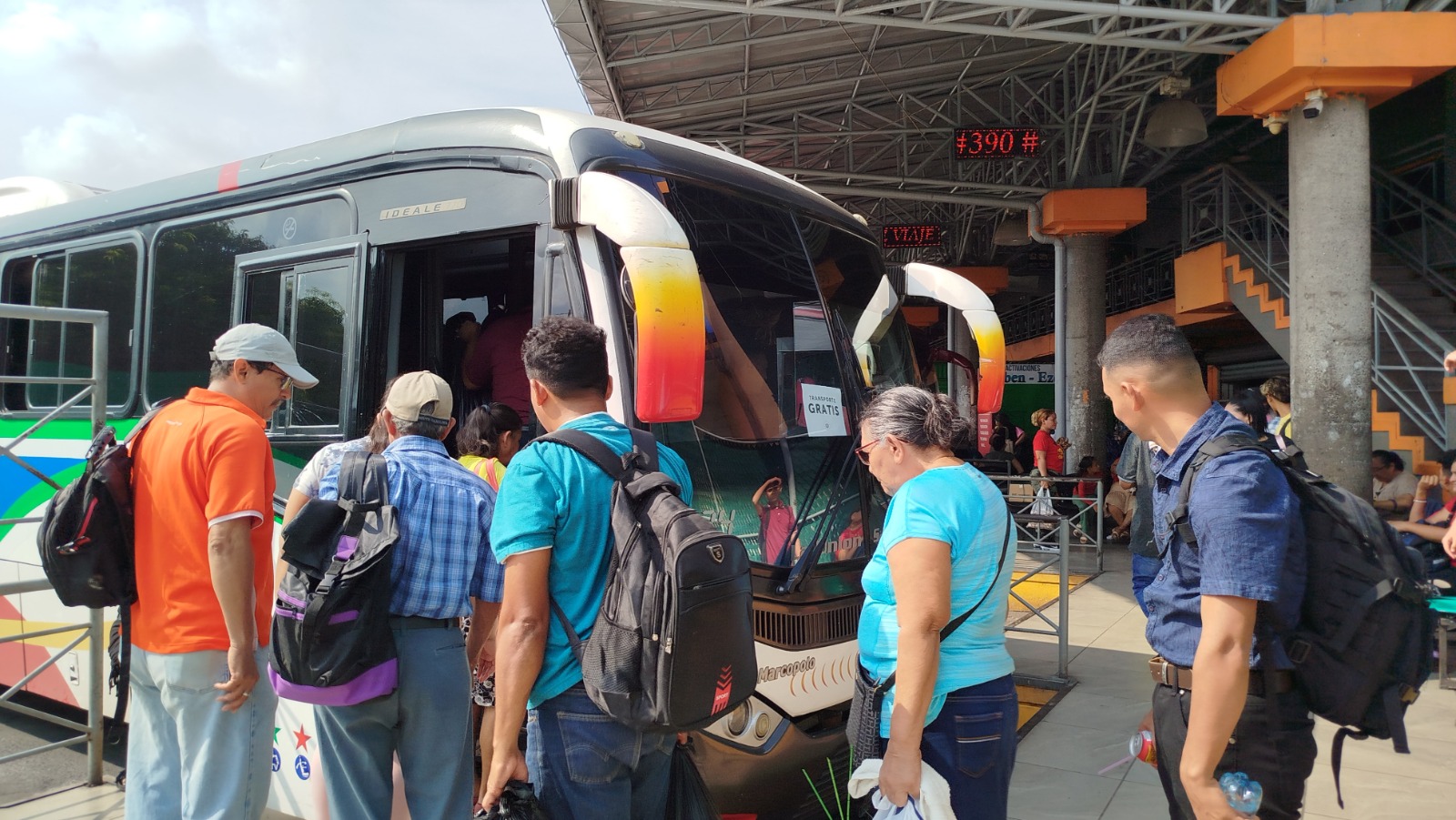 Universitarios de la zona oriental agradecidos con el transporte gratis brindado por el Gobierno de El Salvador