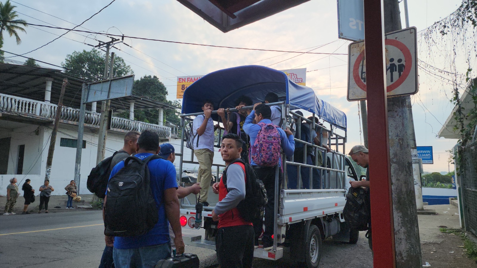 Transportistas de camiones pequeños brindan el servicio gratis a la población en Usulután