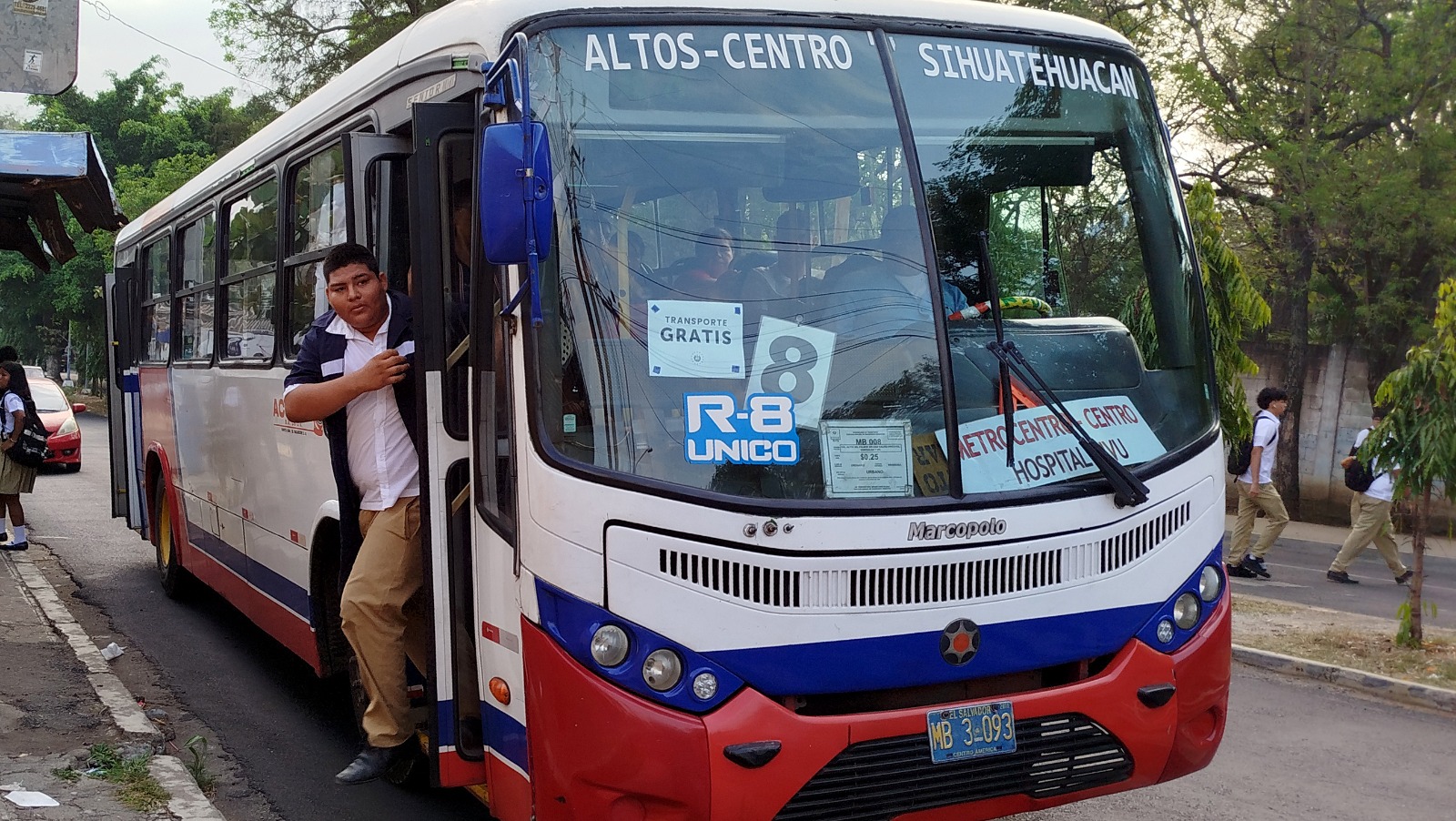 Estudiantes del INSA de Santa Ana han aprovechado el beneficio del transporte gratis