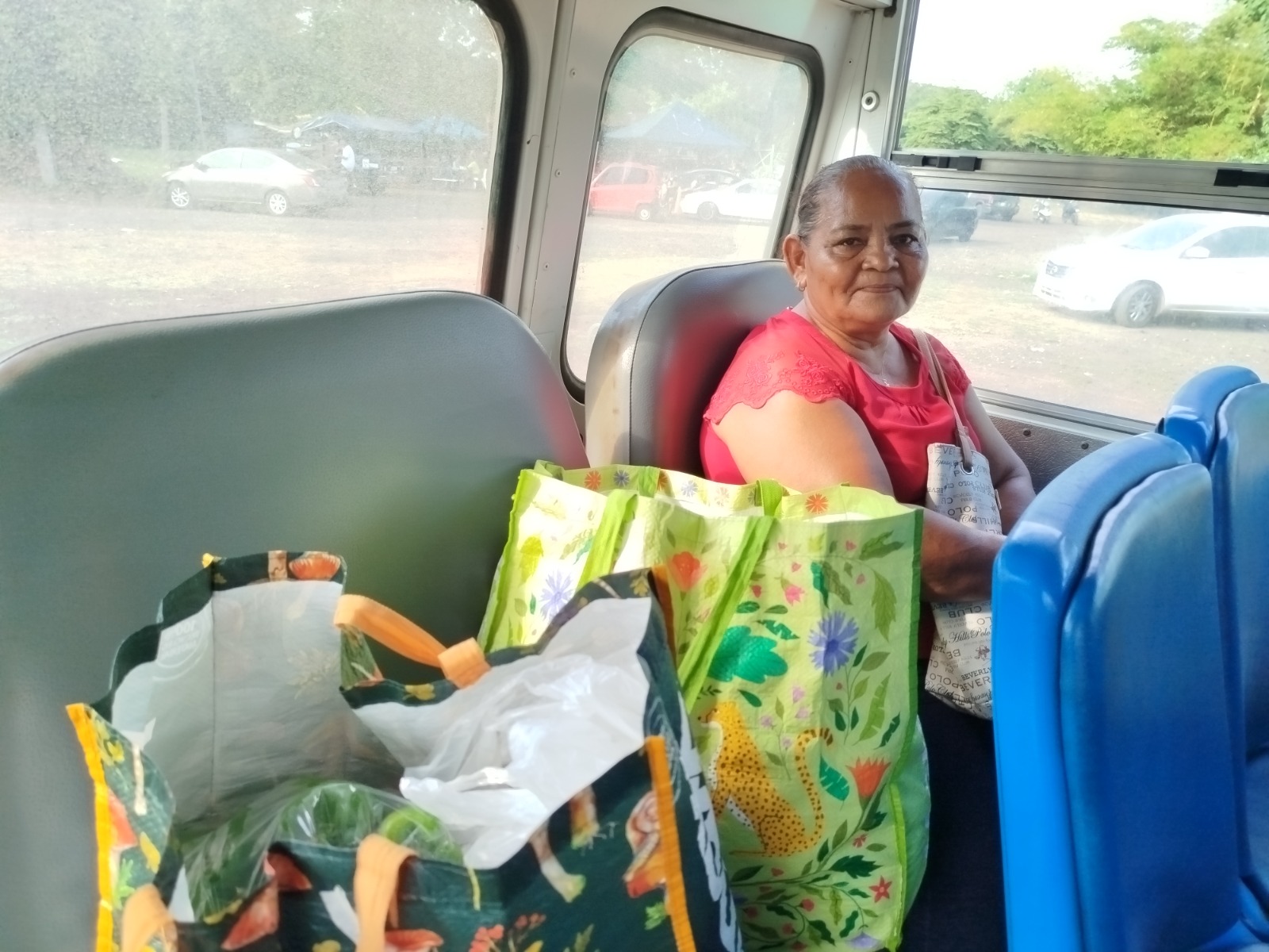Los usuarios del agromercado en Jiquilisco, Usulután, se han ahorrado costos con el transporte gratis