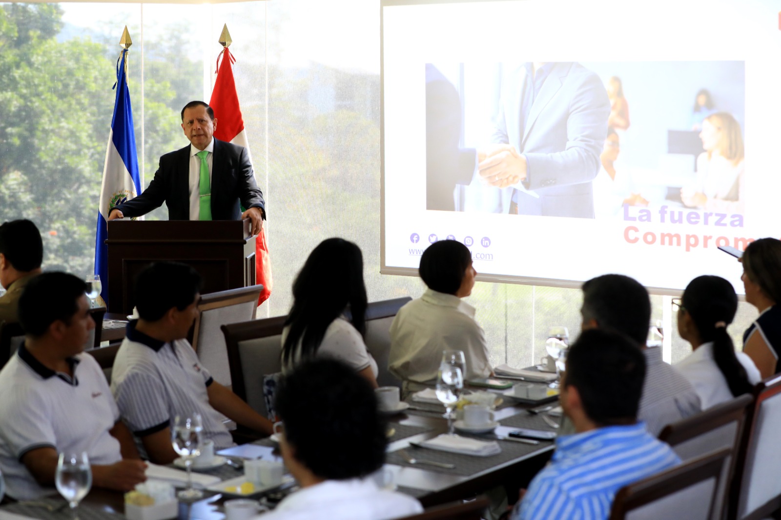 Delegación comercial peruana explora negocios en El Salvador