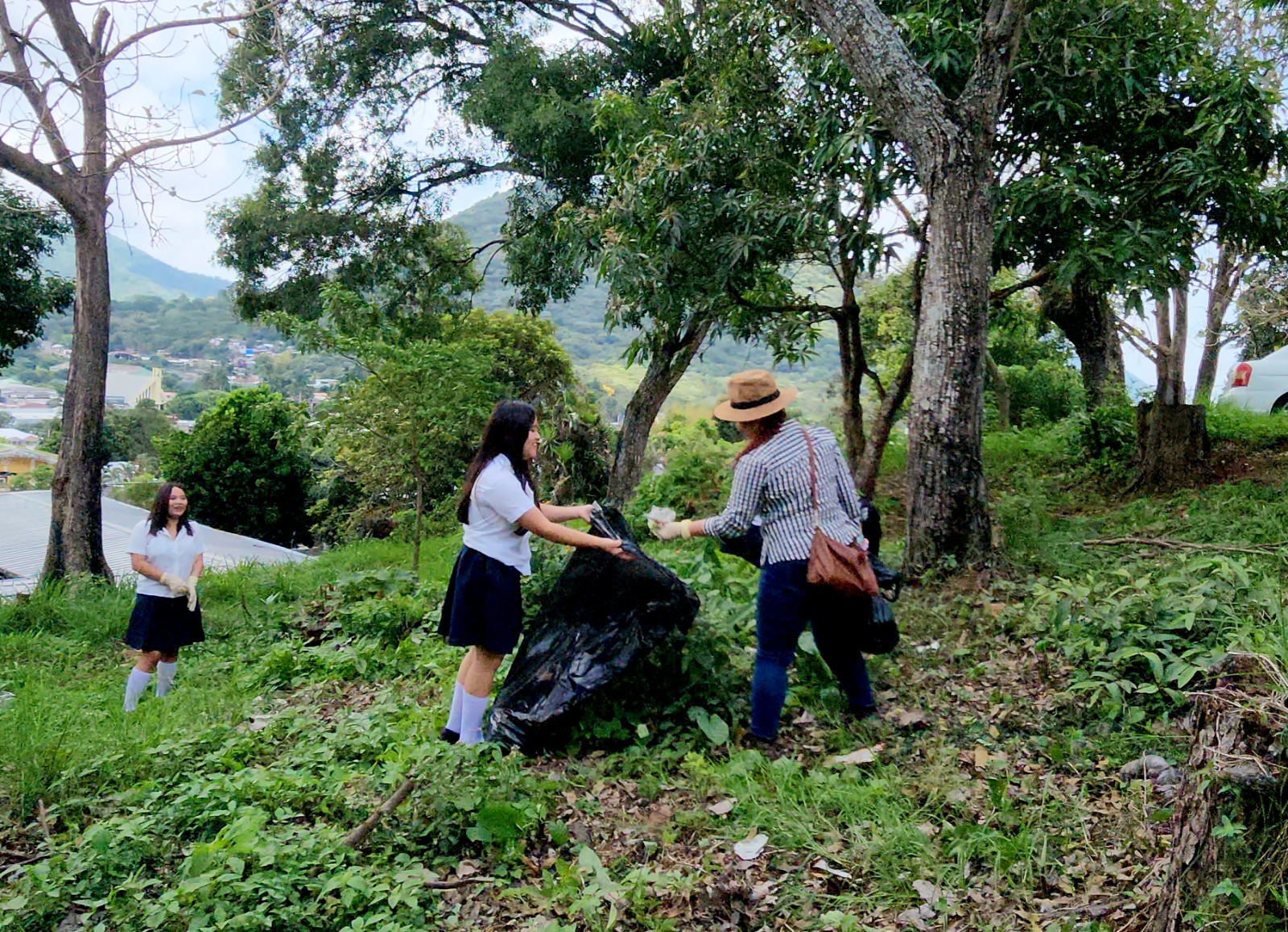 Estudiantes hacen jornada de limpieza en Santiago de María