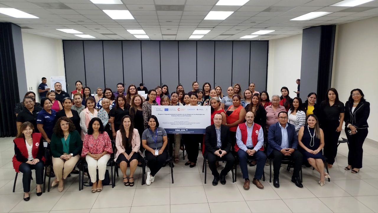 Emprendedoras santanecas reciben apoyo económico para sus proyectos