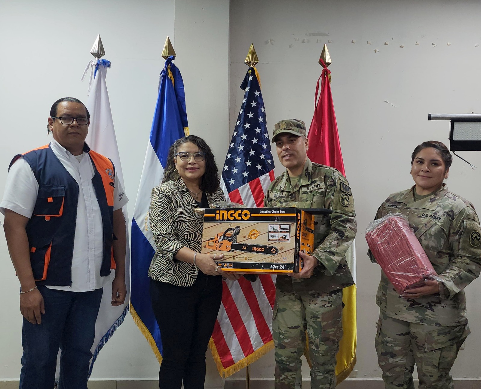 Embajada de Estados Unidos entrega equipo a Protección Civil en Usulután Norte